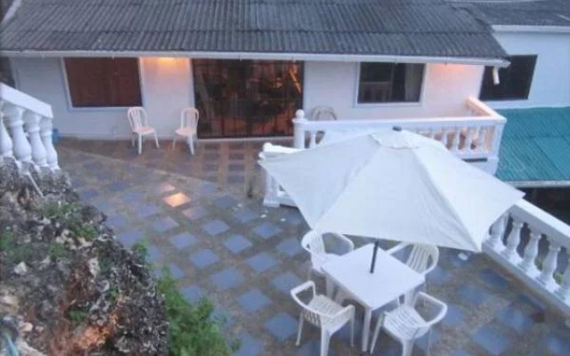The Rock House Hostel - Adults Only