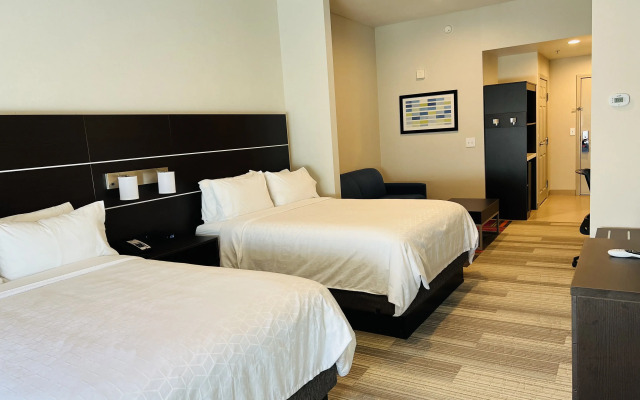 Holiday Inn Express & Suites Salinas by IHG