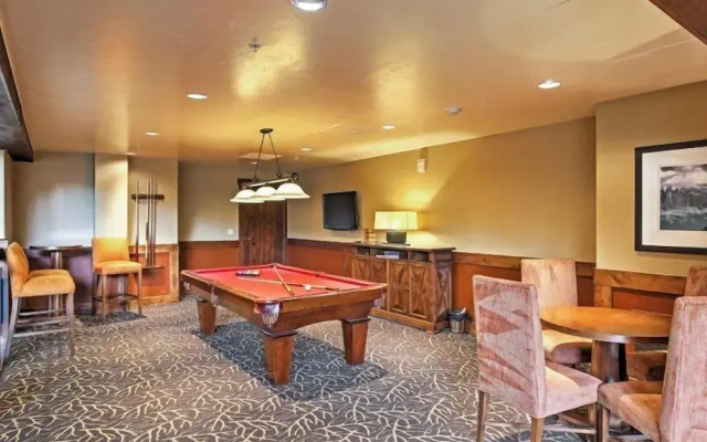 Crystal Peak Lodge 3 Bedroom Ski in, Ski out Slopeside Condo at the Base of Peak 7