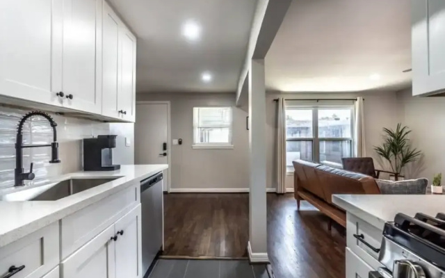 Stylish 1BR Urban Retreat