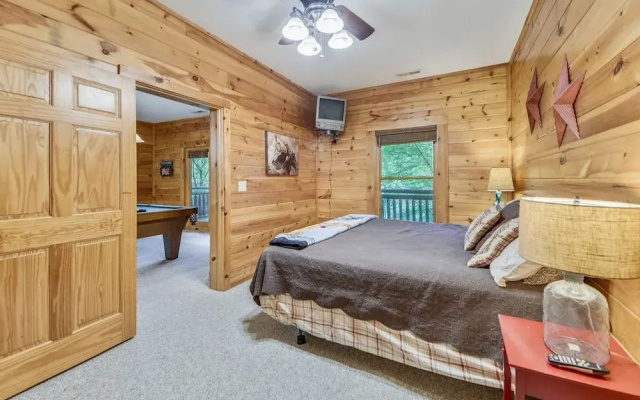 Horsin' Around 3 Bedroom Cabin by Redawning