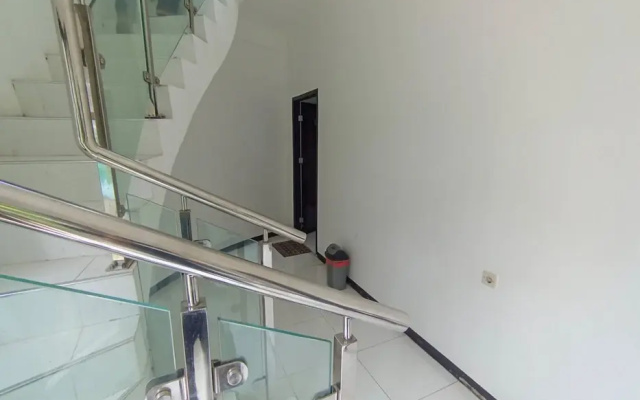 Urbanview Hotel Trisna Srabah