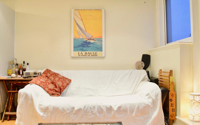 1 Bedroom Flat With Balcony & Canal Views