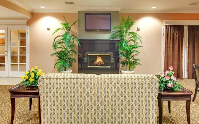 Holiday Inn Express Delano Highway 99