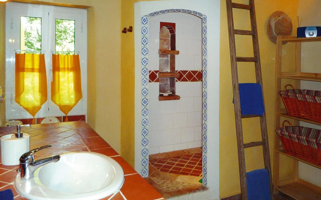 Cozy Noves Home With Pool Access