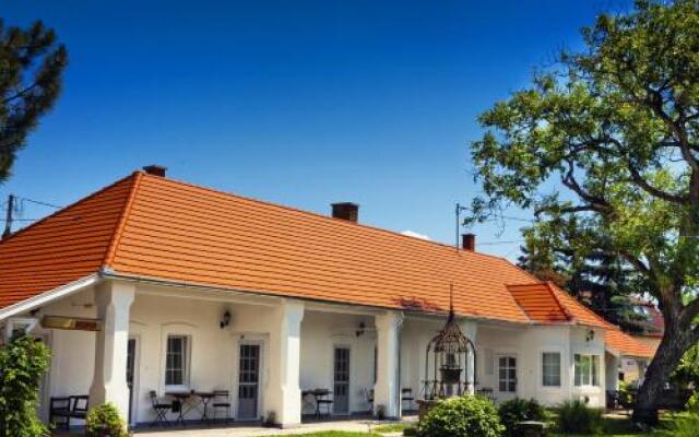 Отель Öreg Malom Apartmanház Венгрия, Силвашварад - отзывы, цены и фото номеров - забронировать отель Öreg Malom Apartmanház онлайн вид на фасад