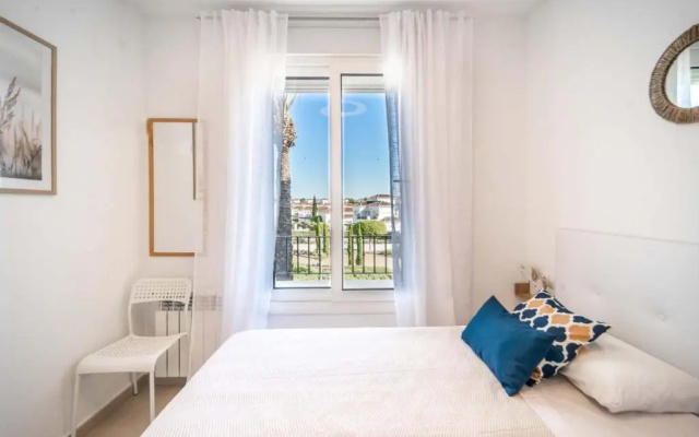 Modern Bright Two Bedroom Apartment With Pool Views - CO1022LT
