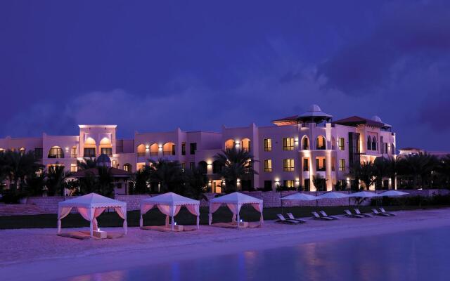 Traders Hotel Qaryat Al Beri Abu Dhabi, by Shangri-la вид на фасад