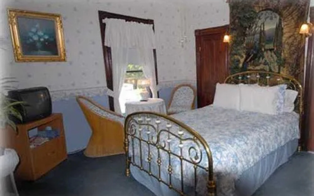 The Lion and The Rose Bed & Breakfast