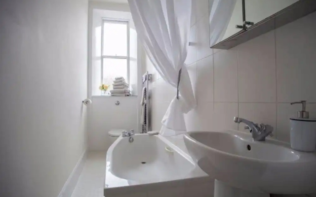 1 Bedroom Apartment In Edinburgh's New Town