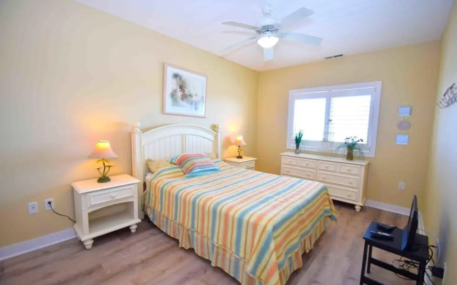 Mariner's Watch 404 4 Bedroom Condo by RedAwning