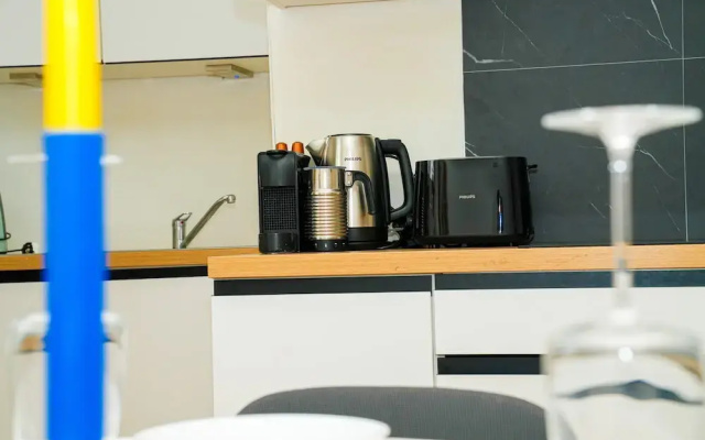 1BR Apt With Living Room Near CityArea