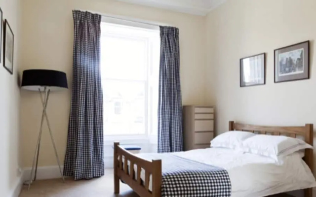 Spacious 4 Bedroom Apartment in Edinburgh