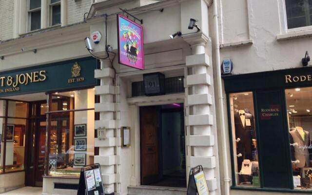 4 Star Hostel Piccadilly London вид на фасад