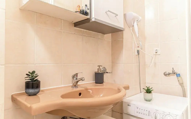 Comfy 2BR Apt Near U6 Station Long Stay