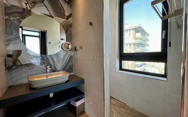 128 LIM - 2106 Stay Only Tower Suite
