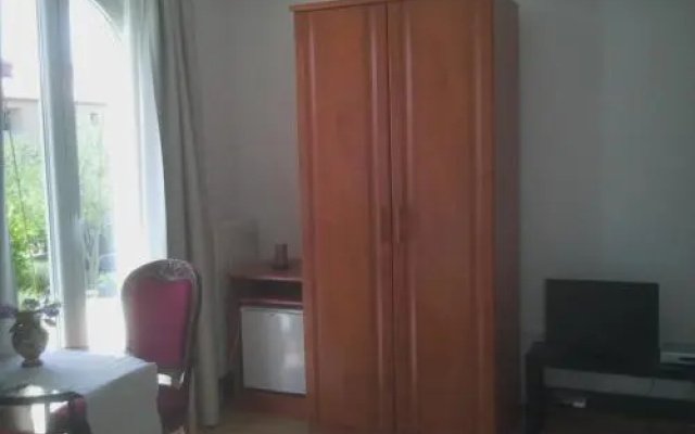 Ana Rooms