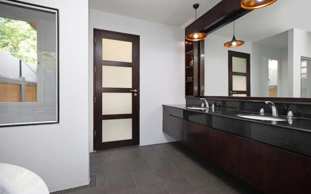3BR Pool Villa Prima Near NaiHarn Beach
