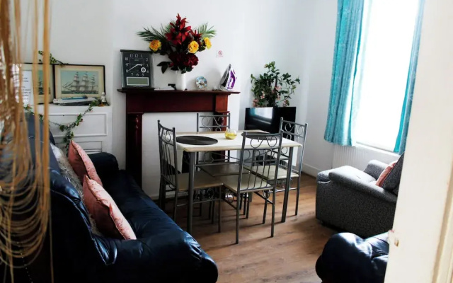 Spacious 4-bed House - Sleeps 5, Garden & Parking