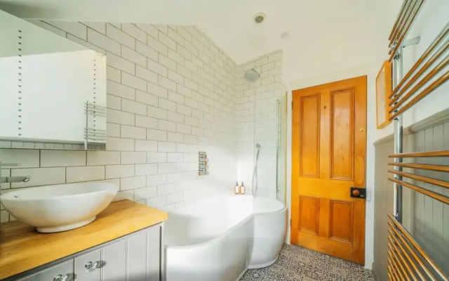 Sunnybrae House Seaside Family-friendly Getaway in Stonehaven With Hot Tub