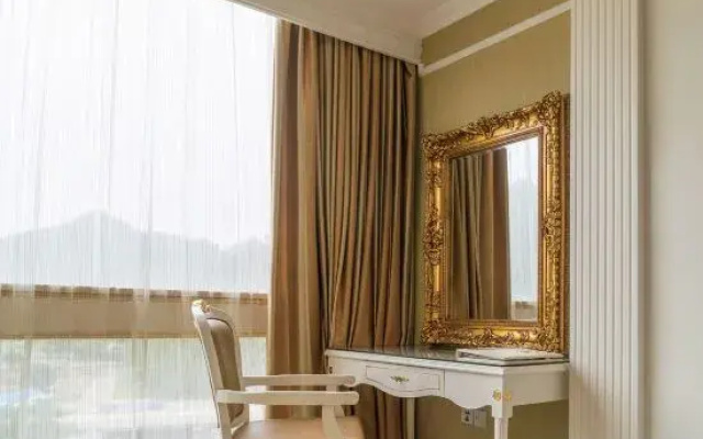 Oriental Crown Holiday Hotel