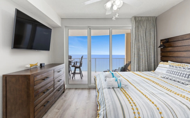 Beautiful Ocean Views! 2-bedroom, 2-bathroom! Resort Pools!
