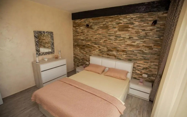 Golden Apartment 2
