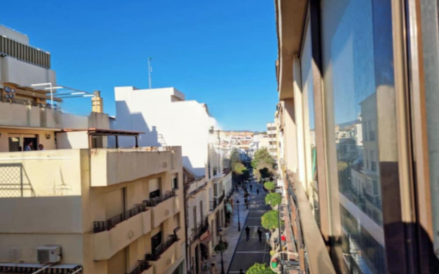 3 Bed Apartment Sleeps 6 - Free Parking & Balcony