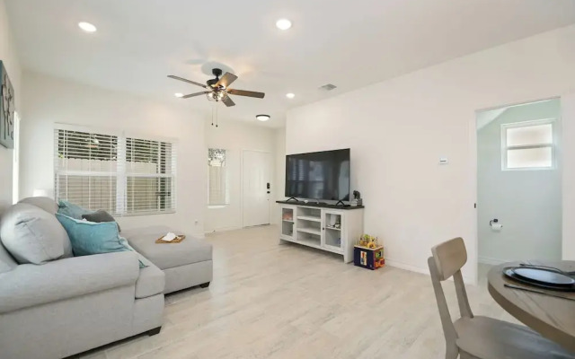 Private Townhouse: Close to Everything
