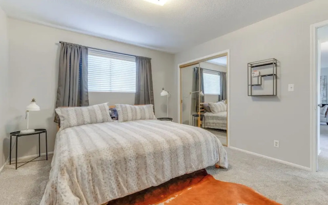 Walk to Conveniences: Tempe Condo w/ Pool!