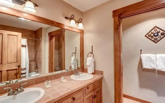 Luxury 2 Bedroom Mountain Vacation Rental in Breckenridge with Access to a Hot Tub Just Two Blocks from Main Street