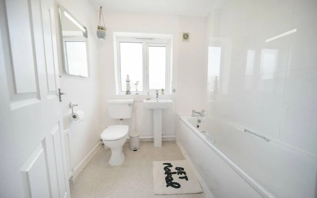 Spacious 3 bed House Garden Parking Wifi Smart tv