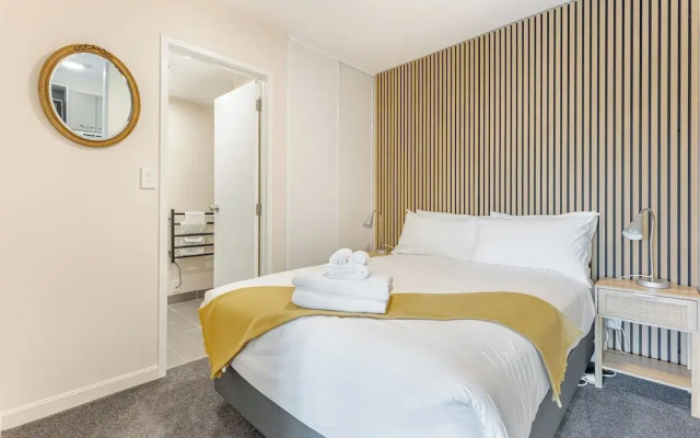 Zodiak Stays: Cozy CBD 2BR Near Top Dining Spots