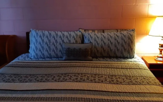 Pine Grove Motel