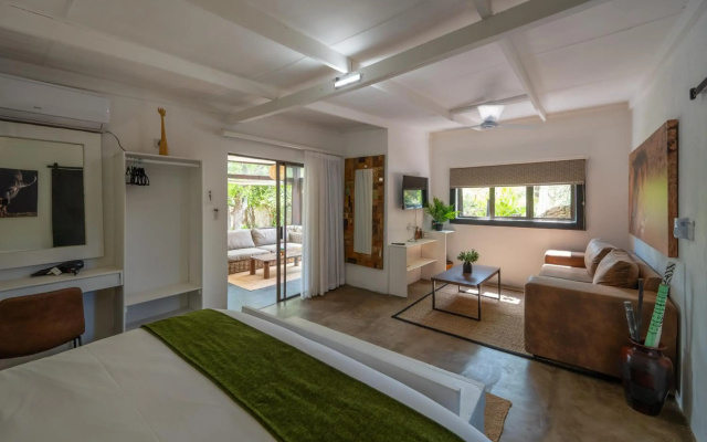 Foxy Crocodile Bush Lodge & Kruger Safaris
