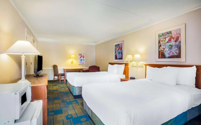Super 8 by Wyndham Eagle Pass