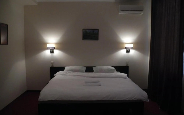 Hotel 12