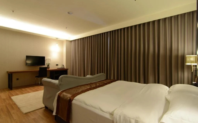 Grand Crystal Hotel