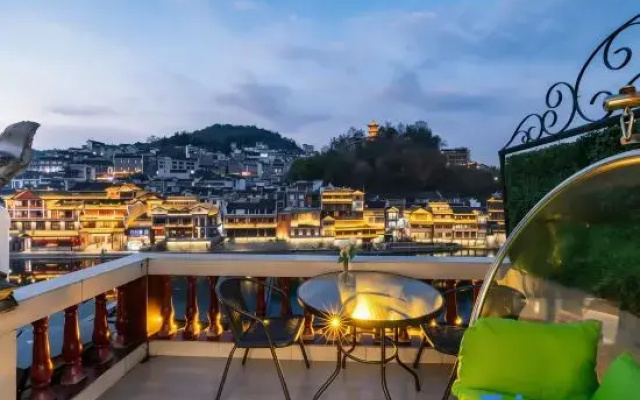 Stay at Maomao River View Homestay (Beimen Wharf Branch)
