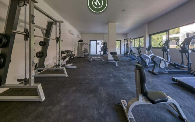 New Studio - King Bed - Pool - Jacuzzi - Gym