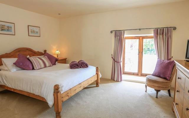 Easton Court - Large Character Barn Near Salcombe