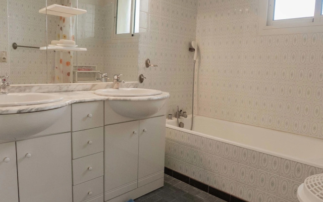 Attractive Villa in Roquemaure With Swimming Pool