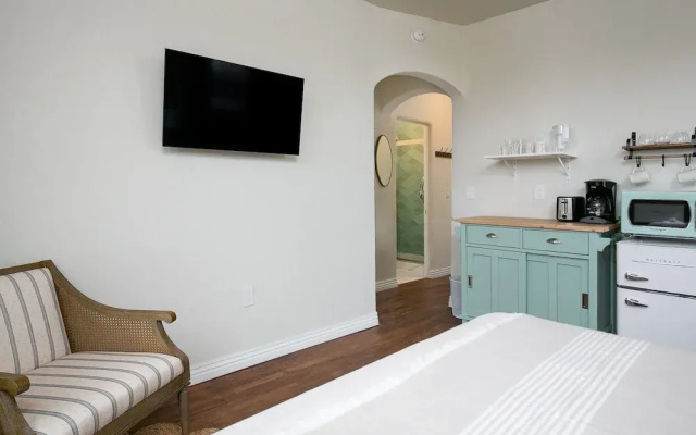Charming Studio near Downtown! CDC Sanitized!