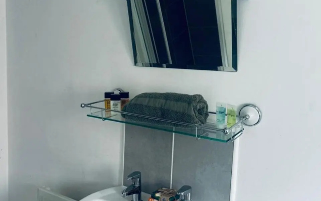 2 Bed House Waterside Luxury Living, Central Area