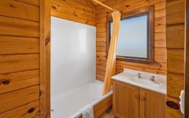 16 Chalet Cres