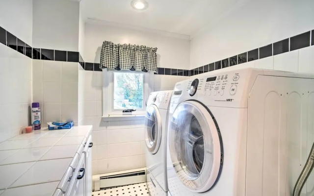 Pet-friendly Latham Retreat ~ 7 Mi to Albany!