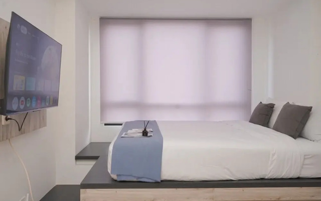 Warm and Spacious Studio Room at Collins Boulevard Apartment