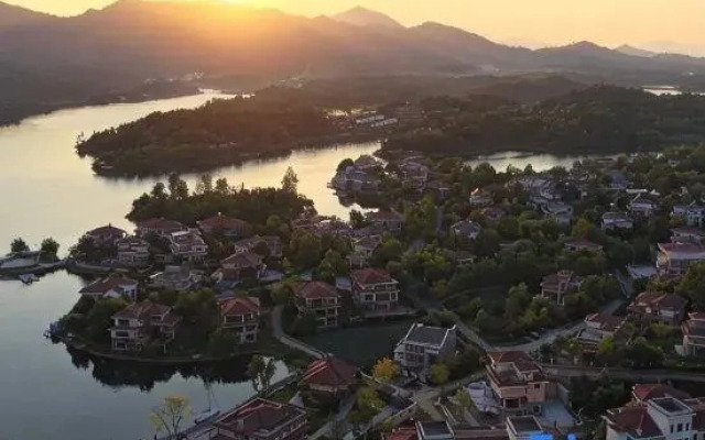 Mulan Lake View Villa: See Mountains & Gaze at Sea