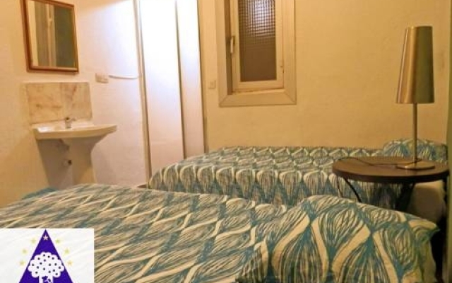 Отель Barbieri Sol Hostel Испания, Мадрид - 1 отзыв об отеле, цены и фото номеров - забронировать отель Barbieri Sol Hostel онлайн комната для гостей