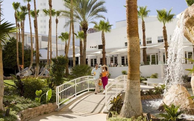 Отель Tropicana Las Vegas - a DoubleTree by Hilton Hotel США, Лас-Вегас - 2 отзыва об отеле, цены и фото номеров - забронировать отель Tropicana Las Vegas - a DoubleTree by Hilton Hotel онлайн вид на фасад